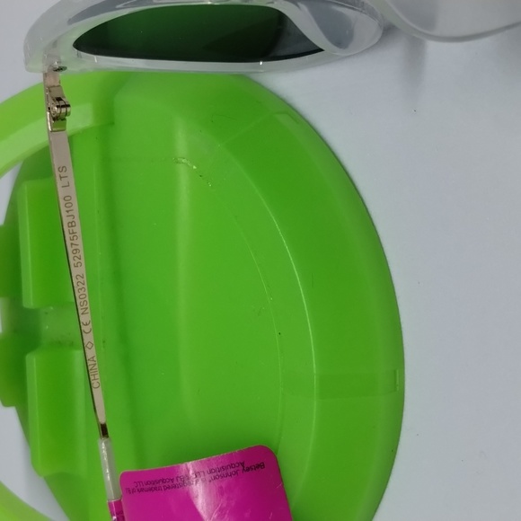 Betsey Johnson Faux Oyster Shell White Sunglasses - Picture 4 of 4